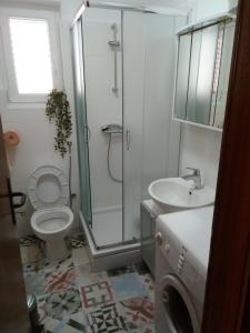 een badkamer met een douche, een toilet en een wastafel bij Studio Relax Punat in Punat