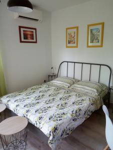 sypialnia z łóżkiem z narzutą w kwiaty w obiekcie Studio Relax Punat w mieście Punat