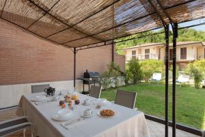 Restaurace v ubytování Corte Dei Cipressi apartments