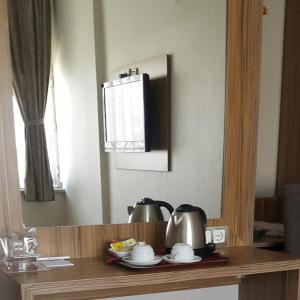 einen Tisch mit einem Spiegel und einen Wasserkocher in der Unterkunft Buyuk Hotel in Kayseri