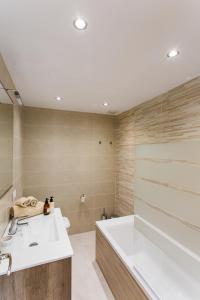 y baño con lavabo blanco y bañera. en Apartment Andalucia 1, en Benalmádena