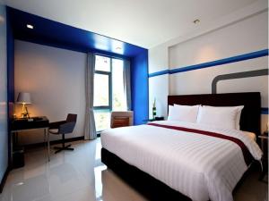 Postel nebo postele na pokoji v ubytování FX Hotel Metrolink Makkasan