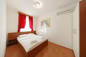 Postel nebo postele na pokoji v ubytování Apartmani "Jadran"