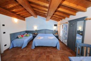 a bedroom with two beds and a wooden ceiling at Agriturismo Lizzarola in Peschiera del Garda +41 photos