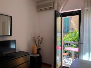 A television and/or entertainment centre at Apartment De Rossi