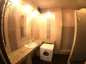 een kleine badkamer met een wastafel en een toilet bij LUX apartment on Kirova 27d view 15 floor in Dnipro