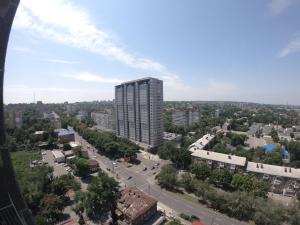 ドニプロにあるLUX apartment on Kirova 27d view 15 floorの高層ビルのある街並み