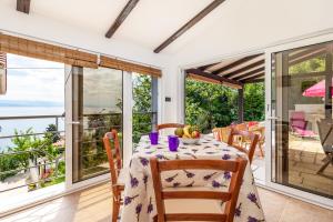 comedor con mesa y vistas al océano en Apartmani Hrvatin, en Opatija