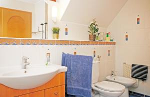 uma casa de banho com um lavatório e um WC em The Pearl of Balaton em Szigliget