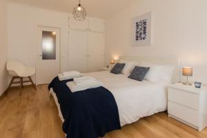 Katil atau katil-katil dalam bilik di "HomeySuite" in Fontainhas