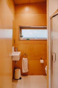 ファルマスにあるLakeside Lodgeのバスルーム(洗面台、トイレ付)、窓が備わります。