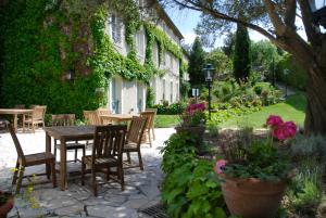 
a garden area with a table and chairs at Mercure Carcassonne Porte De La Cité in Carcassonne
