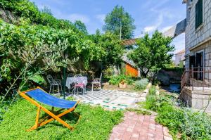 een blauwe stoel in de tuin bij Apartments Eos & Vespera in Dubrovnik