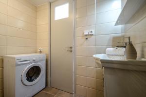 Glinado NaxosにあるMy Family Homeのバスルーム(洗濯機、シンク付)