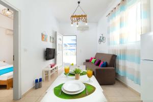 un petit salon avec une table et un canapé dans l'établissement Maximos Sea & The City, à Rhodes
