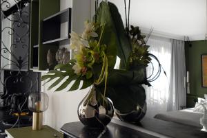 eine Vase voller Blumen auf einem Tisch in der Unterkunft The Sleeping Lion in Paris