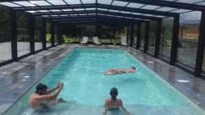 a group of people in a swimming pool at Camping Chambord in Mont-près-Chambord