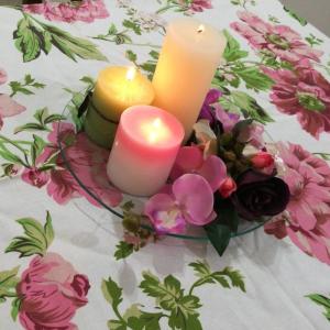 due candele e fiori sono seduti su un tavolo di fiume a Torricella