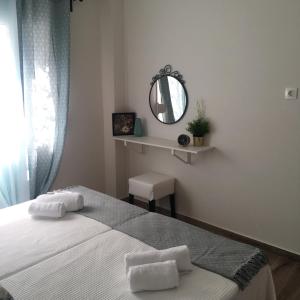 una camera da letto con un letto con specchio e una finestra di lovely place to be ad Atene