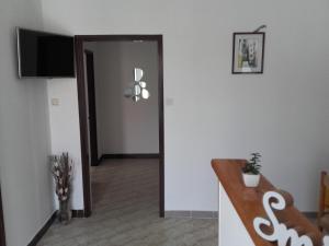 Televízia a/alebo spoločenská miestnosť v ubytovaní Apartman Vlado