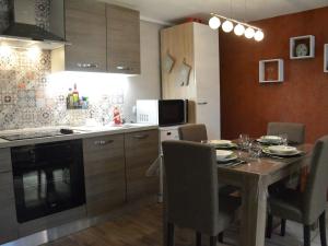 トロワ・ポンにあるComfortable apartment with terraceのキッチン(テーブル、椅子、電子レンジ付)