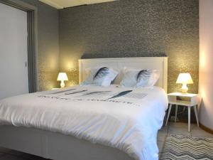 トロワ・ポンにあるComfortable apartment with terraceのベッドルーム(白い大型ベッド、ランプ2つ付)