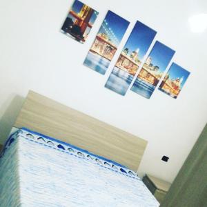una camera da letto con un letto con immagini appese al muro di isola a Torricella