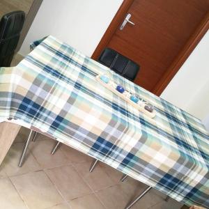 un tavolo con una tovaglia scozzese di isola a Torricella