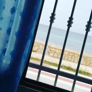 una finestra con vista sull'oceano di isola a Torricella