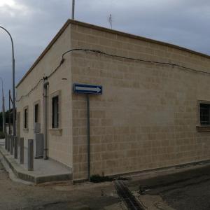 un cartello sul lato di un edificio di mattoni di isola a Torricella