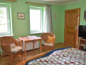 BastorfにあるComfy Holiday Home in Bastorf with Sea Viewのベッドルーム1室(ベッド1台、テーブル、椅子付)