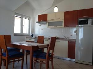 Кухня или мини-кухня в Apartments & Room Marina View
