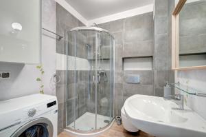 Apartament Jantar Park tesisinde bir banyo