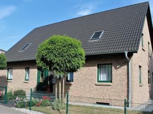 ボルテンハーゲンにあるModern Apartment near Sea in Ostseebad Boltenhagenの黒屋根の茶色レンガ造り
