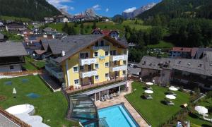 eine Luftansicht eines Hotels mit Pool in der Unterkunft Alpenhotel Plaza in St. Christina in Gröden