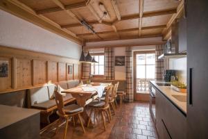 a kitchen with a table and chairs in a room at Koasa Chalet in Going am Wilden Kaiser