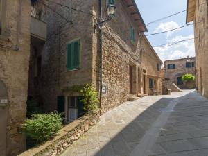 MontecastelliにあるBelvilla by OYO Bellavistaの古石造りの建物内の路地
