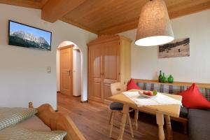 A seating area at Koasa Chalet