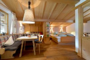 A seating area at Koasa Chalet