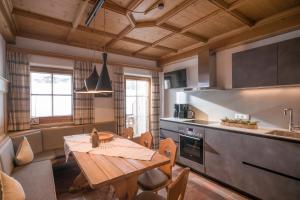 A kitchen or kitchenette at Koasa Chalet