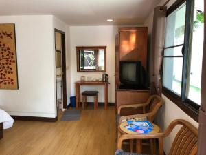 TV i/ili multimedijalni sistem u objektu Paradise Resort Phi Phi