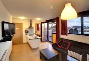 TV a/nebo společenská místnost v ubytování Apartamentos Bahía de Boó