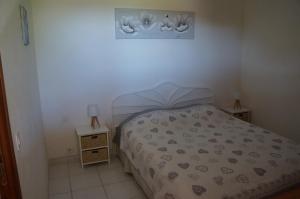 una piccola camera con un letto e due comodini di Vue mer Corse a Conca Altre 21 foto