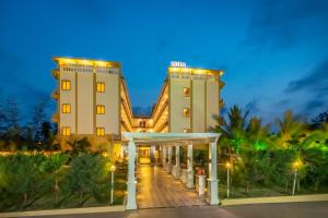 een weergave van een hotel 's nachts bij Viceroy Beach And Spa Resort in Mandarmoni