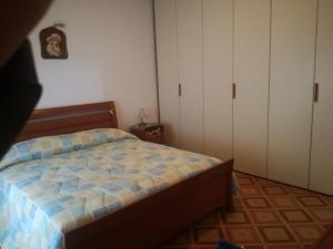 1 dormitorio con 1 cama y 2 armarios en Spazioso appartamento indipendente, en Apecchio
