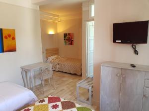 a room with a bedroom with a bed and a tv at Come Inn in Neufchâtel-en-Bray