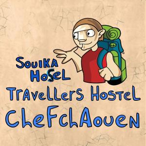 un hombre de dibujos animados con una mochila y texto en azul en Hotel Souika, en Chefchaouen