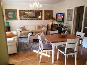 een woonkamer met een tafel en een bank bij Villa DaVinci in Verbania