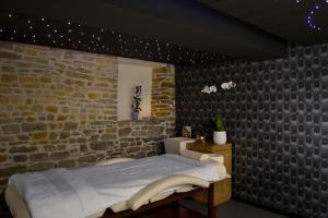 Un pat sau paturi într-o cameră la Logis Hotel Au Site Normand
