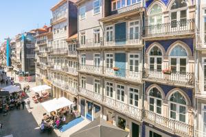 una vista in alto di un edificio con persone sedute all'esterno di Stay in Apartments - S. Bento a Porto